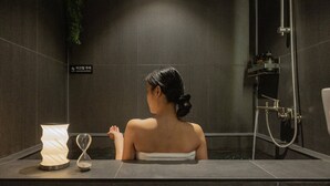 ห้องทวิน | ห้องน้ำ | ไดร์เป่าผม, เสื้อคลุมอาบน้ำ, โถสุขภัณฑ์แบบบิเดท์, ผ้าเช็ดตัว