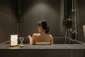 Secador de pelo, batas, bidet, toallas