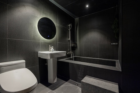 Hair dryer, bathrobes, bidet, towels. Anook Ryokan Hotel Daejeon Daeheung