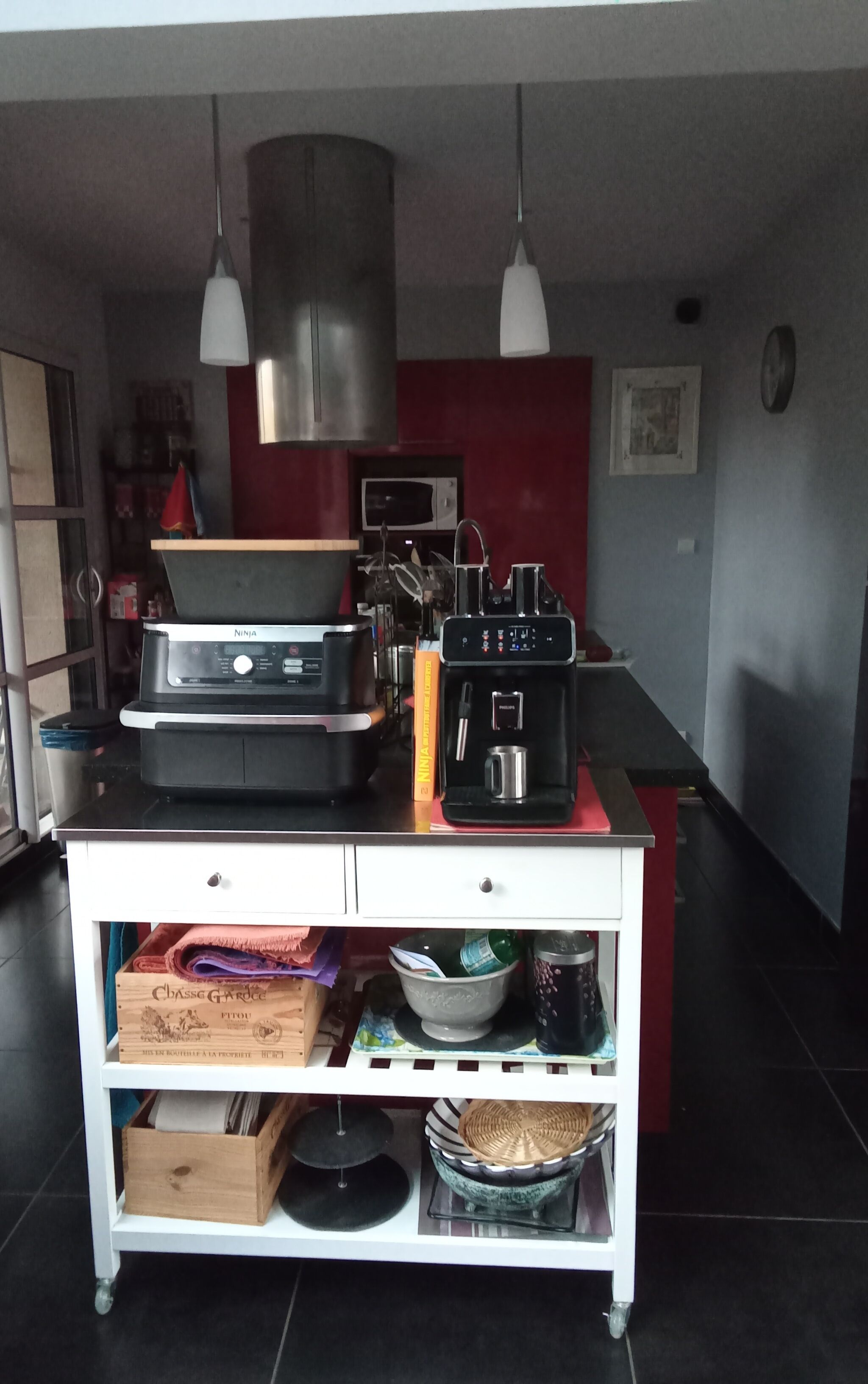 Cafetière/bouilloire, réfrigérateur, micro-ondes, four
