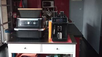 Cafetière/bouilloire, réfrigérateur, micro-ondes, four