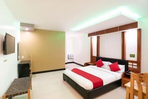 A hotel room with a bed, a desk, a chair, and a television. - OYO 195 Ranchotel - Biã±an (Biñan City)
