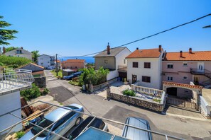 Property grounds - Cozy apartment for 2-3 persons in Crikvenica with balcony & sea view (Crikvenica)