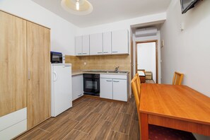 Fridge, microwave, stovetop, coffee/tea maker - Cozy apartment for 2-3 persons in Crikvenica with balcony & sea view (Crikvenica)
