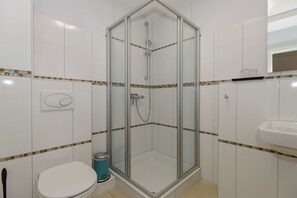 Hair dryer, towels, soap, toilet paper - Apartment Elli 01 (Rostock)