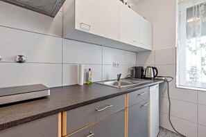 Geladeira, cooktop, cafeteira/chaleira, chaleira elétrica