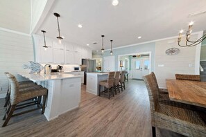Casa, varias camas, acceso a la alberca (Baja Breeze) | Cocina privada | Cafetera y tetera 