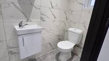 Room, 1 Bedroom | Bathroom