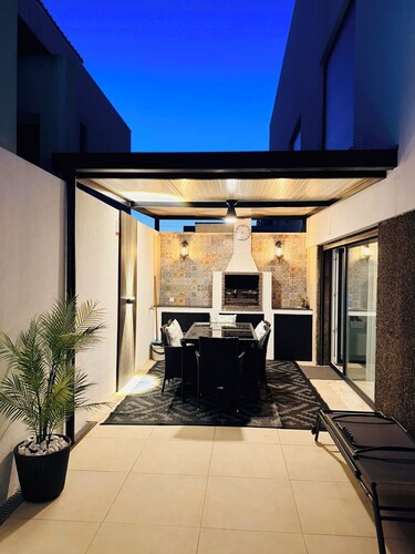 Luxury villa +heated pool+ EV charger