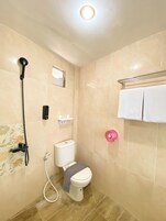 Ducha, artículos de tocador gratuitos, toallas, jabón