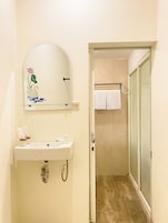 Ducha, artículos de tocador gratuitos, toallas, jabón