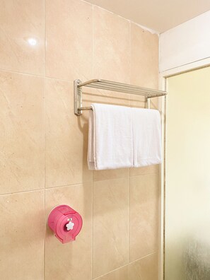 Shower, free toiletries, towels, soap - Ars Inn Hotel Yogyakarta (Sewon)