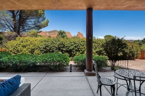 Outdoor dining - Iconic Red Rock Views, Luxury Southwest Style with (Sedona)