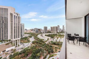 Outdoor dining - Free housekeeping visits during your stay - StayShort - Elegant 1 Bedroom in JVC that Sleeps 4 with Balcony (JVC)