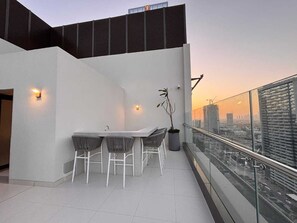 Outdoor dining - Free housekeeping visits during your stay - StayShort - Elegant 1 Bedroom in JVC that Sleeps 4 with Balcony (JVC)