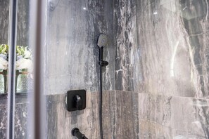 Shower, hair dryer, towels - Free housekeeping visits during your stay - StayShort - Relaxing Studio in Arjan that Sleeps 3 (Arjan)