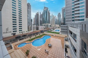 Pool - Free housekeeping visits during your stay - StayShort - Chic 1BR Sleeps 2 in Dubai Marina Near Metro (Dubai Marina)