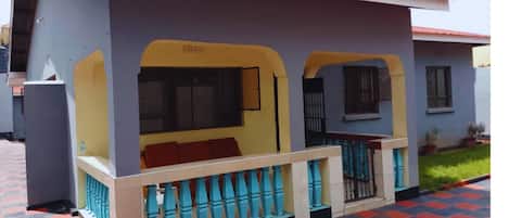 Vista frontal de la propiedad