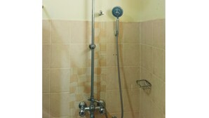 Room, 1 Katil Kelamin (Double), Private Bathroom | Bilik Mandi | Selipar, bidet, tuala disediakan, sabun 