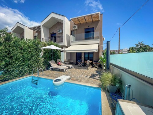 SithoniaRS Luxury Two Floor Maisonette with private Pool & Garden