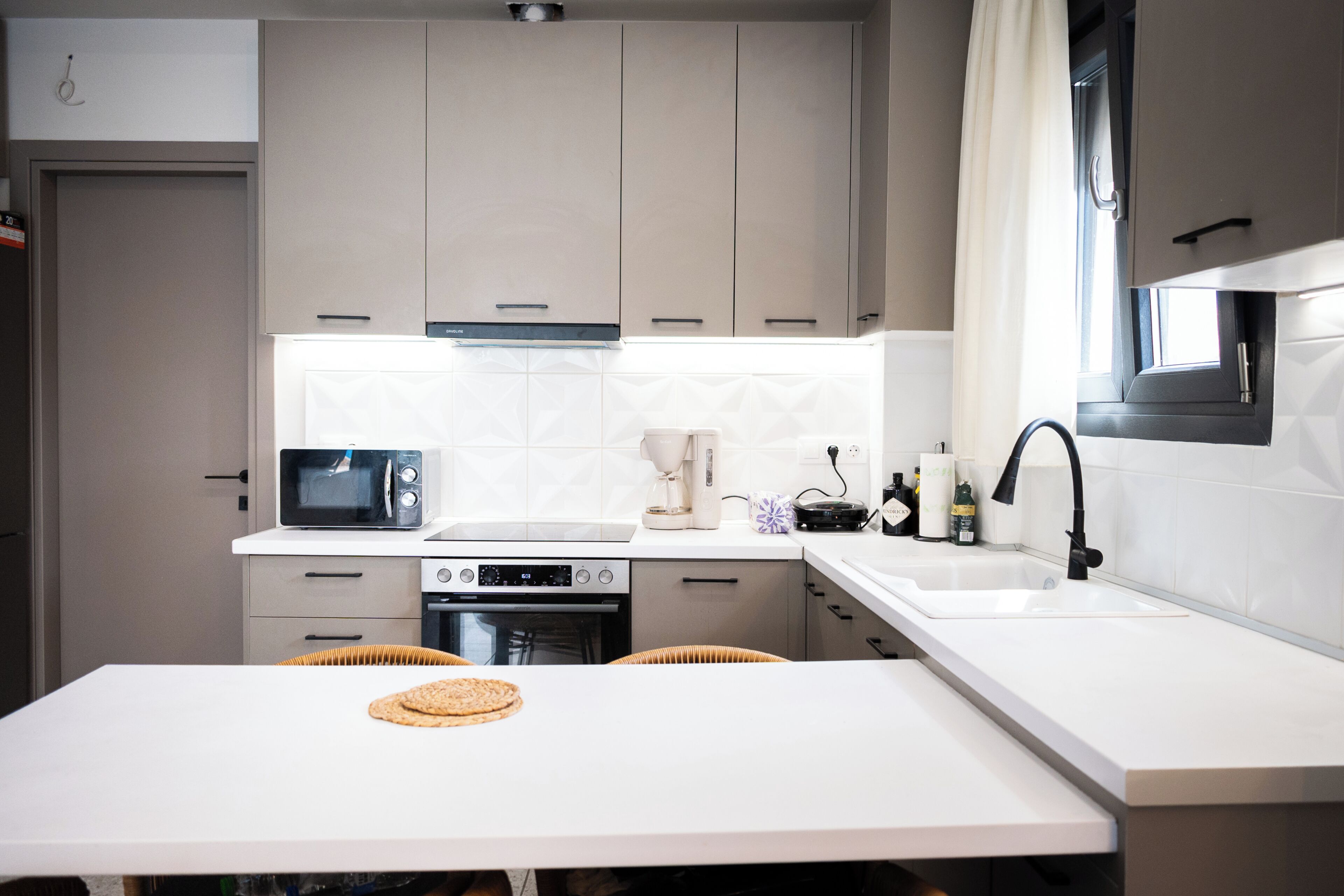 Kühlschrank, Wasserkocher mit Kaffee-/Teezubehör, Wasserkocher