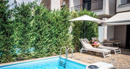 SithoniaRS Luxury Two Floor Maisonette with private Pool & Garden