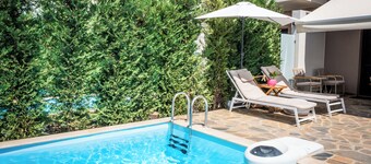 SithoniaRS Luxury Two Floor Maisonette with private Pool & Garden