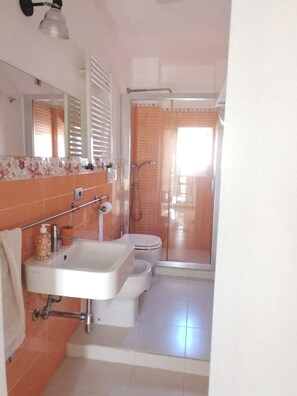 Shower, hair dryer, bidet, towels - In the heart of Borgo (Livorno)