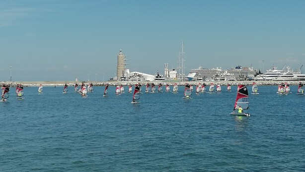 Un port de plaisance où sont amarrés de nombreux voiliers et yachts.