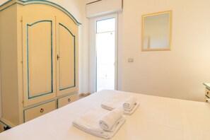 Room - Blue Wave apartment- Swimming pool (Oristano)