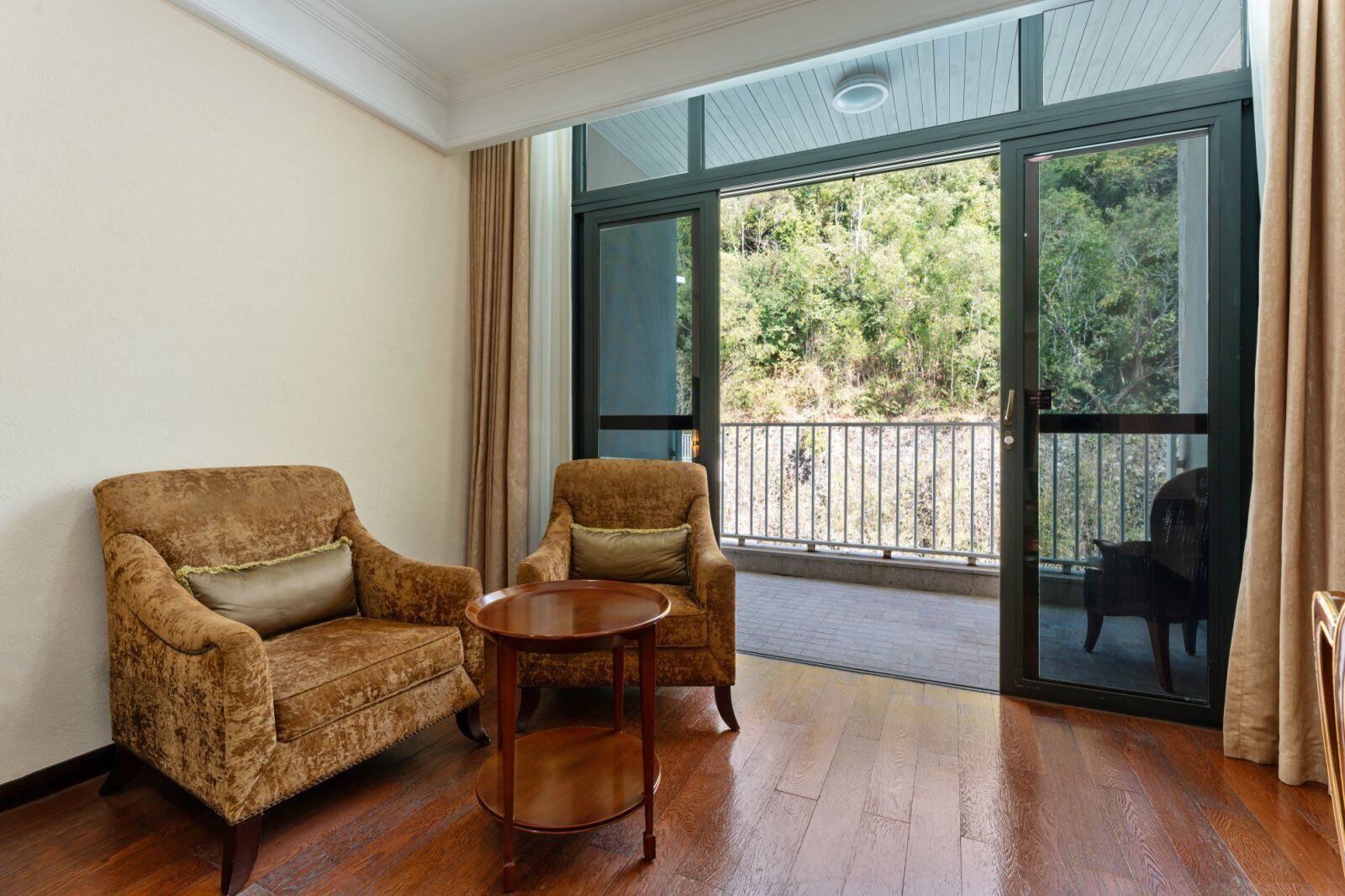 Deluxe Double or Twin Room | Living area