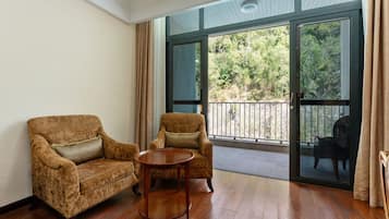 Deluxe Double or Twin Room | Living area