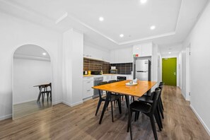 Private kitchen - Two Bedroom Retreat Opposite Victoria Park (Melbourne)