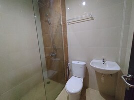 Ducha, toallas, jabón, shampoo