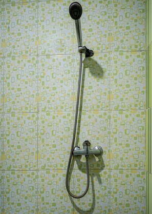 Shower, towels, soap, shampoo - Hotel O near Primaya Hospital formerly  (Makassar)