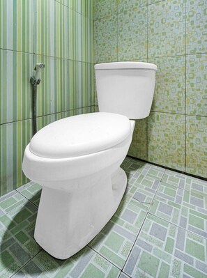 Shower, towels, soap, shampoo - Hotel O near Primaya Hospital formerly  (Makassar)