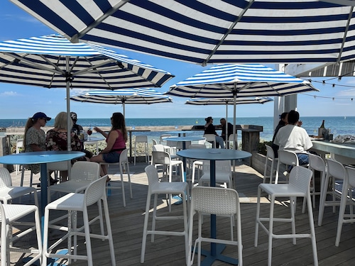 Stylish Coastal Retreat | Walk to Beach & Cafés | FamilyFriendly + Free Parking