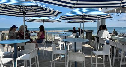 Stylish Coastal Retreat | Walk to Beach & Cafés | FamilyFriendly + Free Parking