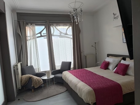 1 chambre, fer et planche à repasser, accès Internet, draps fournis. STUDIO COSY 2 à DOUR / ENGYH house 3