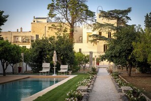 Seasonal outdoor pool, pool umbrellas, sun loungers - Villani Lubelli Apartments (Cannole)