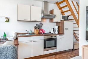 Fridge, microwave, oven, stovetop - Sunshine Holiday Apartment – Your Retreat in the Heart of Nature (Herzberg am Harz)
