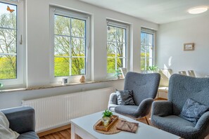 TV, ping pong - Sunshine Holiday Apartment – Your Retreat in the Heart of Nature (Herzberg am Harz)