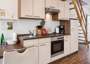 Fridge, microwave, oven, stovetop - Sunrise Holiday Apartment – Your Retreat in the Heart of Nature (Herzberg am Harz)