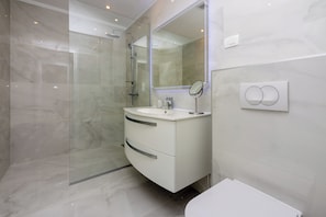 Dusche, Haartrockner, Handtücher, Seife