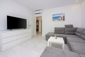 Smart TV - Modern vacation apartment with whirlpool near the sea (Dramalj)