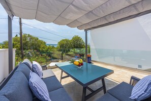 Outdoor dining - Modern vacation apartment with whirlpool near the sea (Dramalj)
