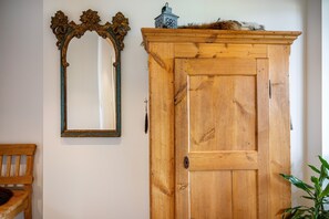 Interior - Chalet Bergblick: Mountain View, Private Terrace & Wi-Fi (Rimsting)