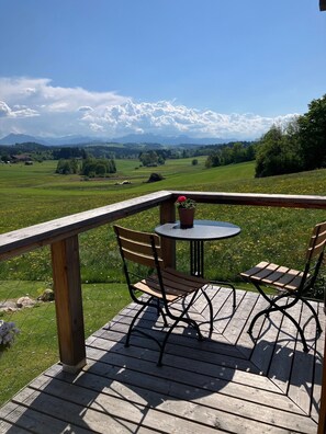 Outdoor dining - Chalet Bergblick: Mountain View, Private Terrace & Wi-Fi (Rimsting)