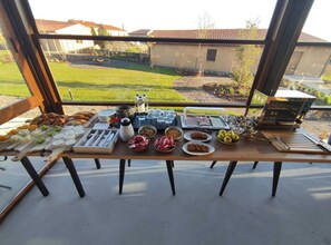 Tägliches Frühstücksbuffet gegen Gebühr