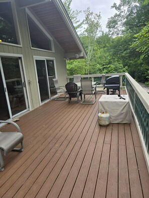 Outdoor dining - Family Chalet Near Storyland - Fenced Yard - Sleeps 11 - Quiet Linderhof Retreat (Bartlett)